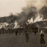 Dne 1. 11. 1949 - v 11 hod. vypukl požár ve stodole Josefa Kubiše v Brumově a zachvátil celkově 8 stodol (dnešní ulice Josefa Polácha, směrem k Návojné). Na likvidaci požáru se podílelo 7 hasičských sborů. Foto ze soukromého archivu - autor bude doplněn, až jej zjistíme.