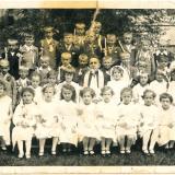 Doba předindiánská: Meshaba u prvního příjmání. V dolní řadě kluků je pátý zleva. Foto z archivu Zdeňka Vilímka.